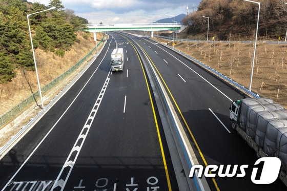 전북 남원시 지리산IC 인근 광주대구고속도로(옛 88올림픽고속도로)를 이용하는 차량들이 넓어진 도로에서 여유롭게 주행을 하고 있다. 광주대구고속도로는 왕복 2차로에서 왕복 4차로로 확장됐으며, 제한속도는 80km/h에서 100km/h로 높아졌다.  2015.12.21/뉴스1 © News1 