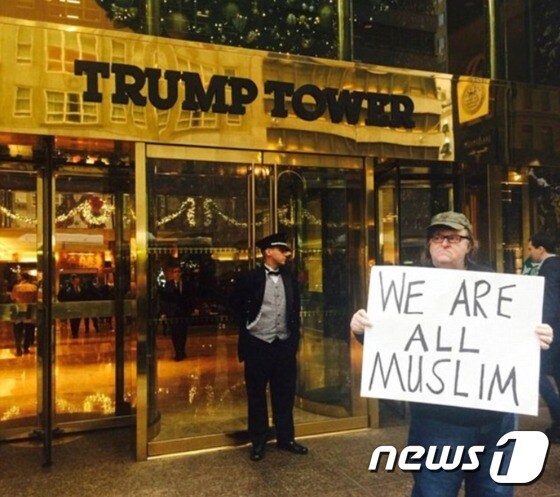 대선 이후 뉴욕 맨해튼 트럼프 타워에서 트럼프 반대 1인 시위를 하고 있는 무어 감독. © News1
