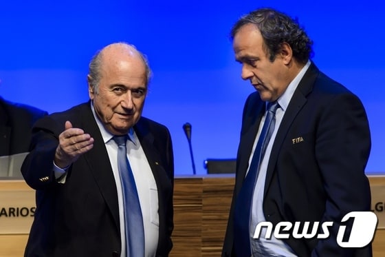 제프 블래터 국제축구연맹(FIFA) 회장(왼쪽)과 미셸 플라티니 유럽축구연맹(UEFA) 회장. © AFP=News1