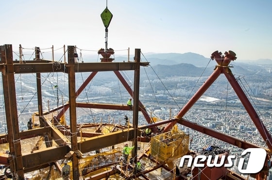 세계 최고 높이에 설치되는 롯데월드타워의 다이아그리드 구조물. © News1