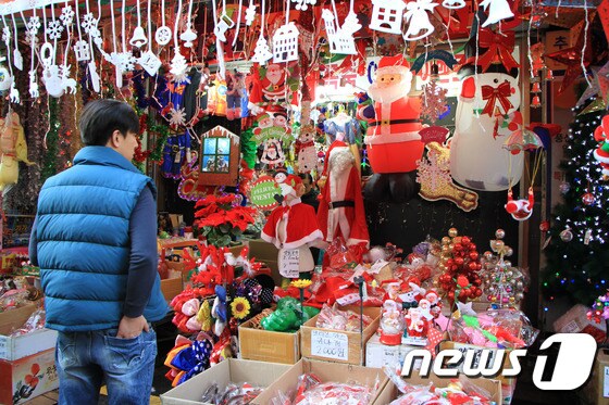 크리스마스를 맞은 동대문 완구 시장에도 다양한 크리스마스 장식이 되어있다. 사진 /장은진 ©  News1 travel