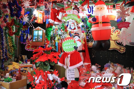 점포에는 크리스마스를 맞아 아이들과 함께 트리를 장식하고자 하는 부모들의 발길이 끊임없이 이어진다. 사진/장은진 ©News1 travel