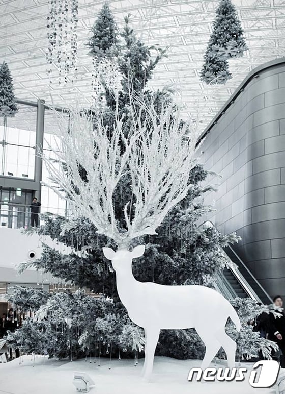 서울 삼성동 코엑스몰에 설치된 대형 크리스마스 트리. 메인 트리 높이가 6.5미터에 달한다. © News1