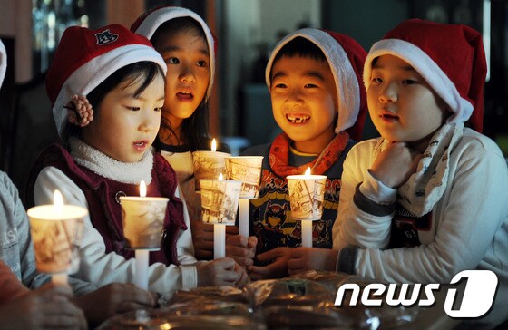 요리학원에서 산타모자를 쓴 시청어린이집 아이들./뉴스1 © News1 이종현 기자