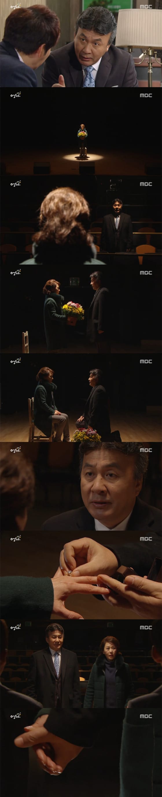 '엄마' 박영규가 차화연에게 프러포즈했다.© News1star/ MBC '엄마' 방송화면 캡처
