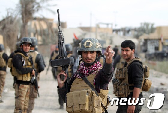이라크군이 27일(현지시간) 수니파 급진 무장세력 이슬람국가(IS)에게서 라마디를 탈환하는 데 성공하면서 기쁨을 표하고 있다. © AFP=뉴스1