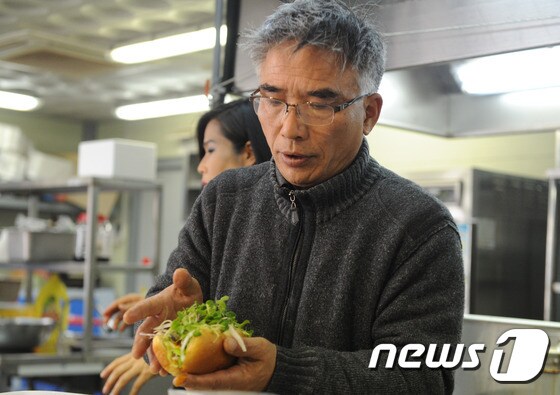 방랑식객 임지호 연구가가  화천어 샌드위치를 만들고 있다.  2015.12.3/뉴스1 © News1 
