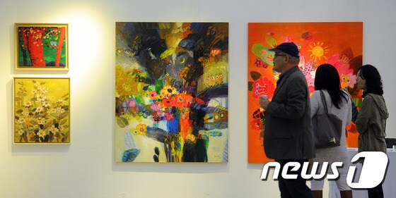 지난해 12월 3일 오후 부산 해운대구 벡스코에서 열린 ‘부산국제아트페어’(BIAF : Busan International Art Fair)를 찾은 관람객들이 작품을 감상하고 있다. 2015.12.3/뉴스1 © News1 DB