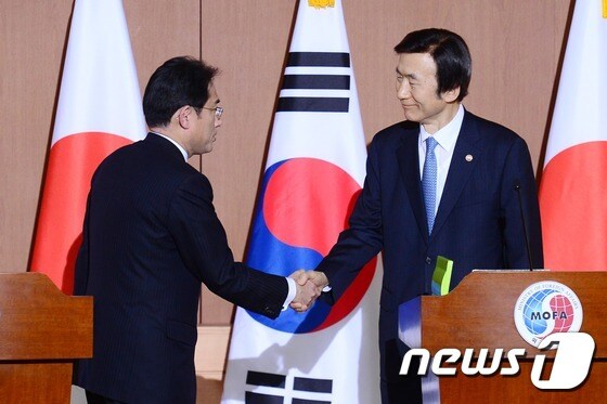 지난 2015년 12월28일 기시다 후미오 당시 일본 외무상(왼쪽)과 윤병세 외교부 장관이 한국 외교부 청사에서 한일위안부합의 내용을 발표하는 기자회견을 한 뒤 악수하고 있다. © News1