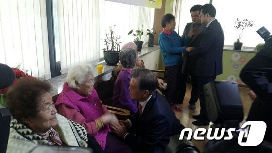 더불어민주당 문재인 대표가 위안부 피해 할머니 한 분 한분의 손을 잡고 인사를 하고 있다.© News1
