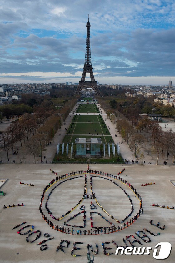 제21차 유엔기후변화협약 당사국총회(COP21)가 열리고 있는 프랑스 파리에서 시민들이 6일(현지시간) 에펠탑 앞에서 