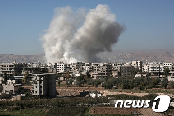6일(현지시간) 시리아 수도 다마스쿠스에 공습으로 인한 연기가 피어오르고 있다. © AFP=뉴스1