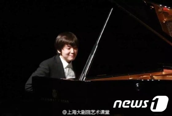 지난 6일 중국 상하이 대극원에서 공연한 피아니스트 조성진 (사진 출처 상하이대극원 웨이보)