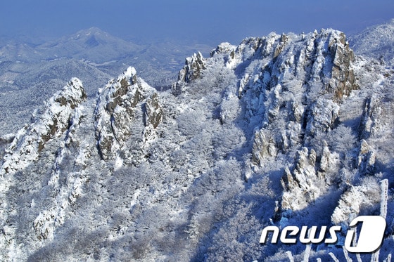 눈이 오면 더 아름다운 남도의 대표적인 겨울 산으로는 순천 조계산, 영암 월출산, 해남 달마산, 구례 지리산, 장성 백암산을 꼽는다. 사진은 '호남의 금강산'이라고 불리는 해남 달마산의 겨울. © News1