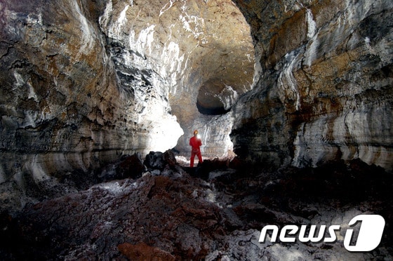 9일 제주도가 유네스코(UNESCO) 세계자연유산에 추가 등재 후보군으로 선정한 소천굴 내부 모습. (문화재청 제공)2015.12.9/뉴스1 © News1 이석형 기자