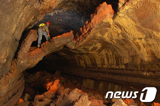 9일 제주도가 유네스코(UNESCO) 세계자연유산에 추가 등재 후보군으로 선정한 수산동굴 내부 모습. (문화재청 제공)2015.12.9/뉴스1 © News1 이석형 기자