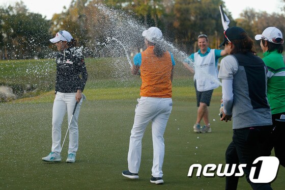 1일 열린 LPGA투어 2015시즌 개막전 코츠 챔피언십에서 최나연이 우승을 확정한 순간, 박인비 등 한국 동료들이 샴페인을 뿌리며 축하해 주고 있다. © AFP=News1