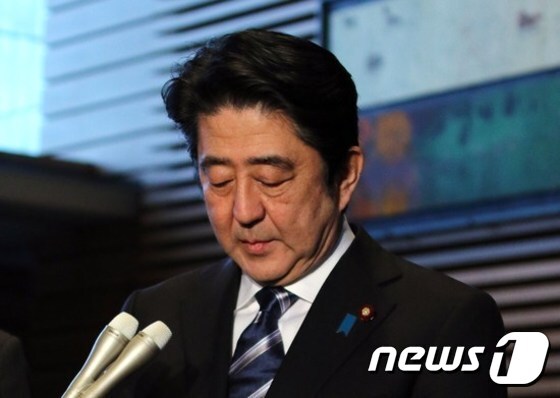 일본인 인질 살해 소식을 들은 뒤 기자회견에 나선 침통한 표정의 아베 신조 총리 © AFP=News1