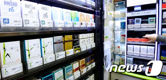 서울 시내의 한 편의점 진열대에 담배가 진열돼 있다. /뉴스1 © News1 박지혜 기자