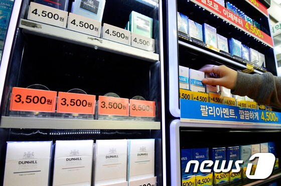 올해 1월 1일부터 가격이 2000원 인상돼 편의점 등에서 판매되고 있는 담배들./뉴스1 © News1 박지혜 기자