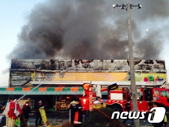 1일 오후 5시4분께 경기도 양주시 만송동의 한 중형마트에서 불이 났다. © News1