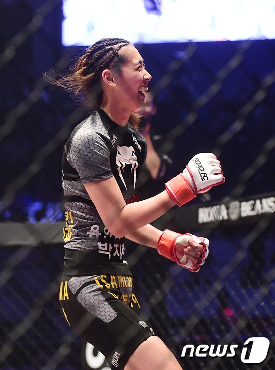 박지혜, 첫 데뷔전 TKO 승리 따낸뒤 '어깨 들썩 들썩'