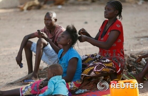 보코하람의 공격을 피해 대피한 나이지리아 여성들이 임시 대피소에서 시간을 보내고 있다. ⓒ로이터=뉴스1