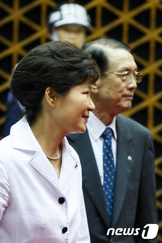 박근혜 대통령(왼쪽)과 김기춘 비서실장. © News1