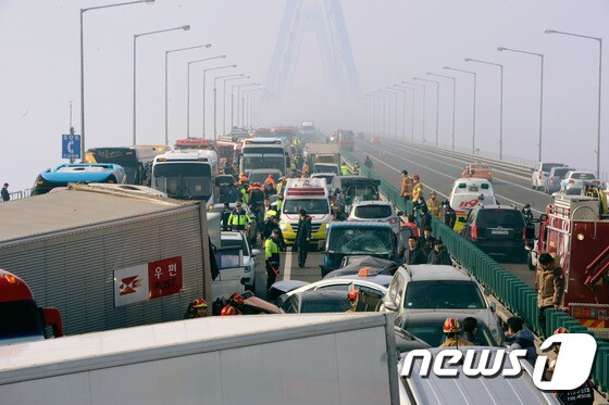 지난 2월11일 인천 영종대교에서 106중 추돌사고가 발생했다. /뉴스1 © News1 박정호 기자