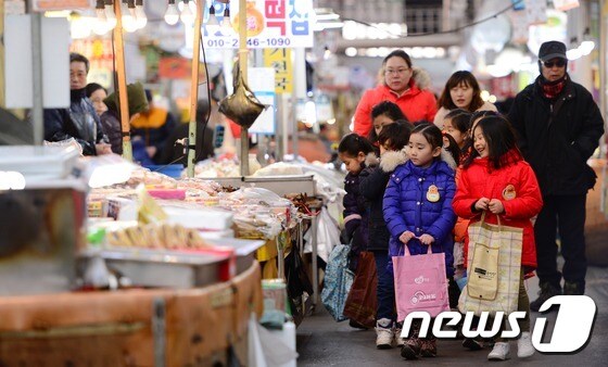 12일 오전 서울 중랑구 망우동 중림시장에서 어린이들이 전통시장 장보기 체험을 하고 있다. © News1 박지혜 기자