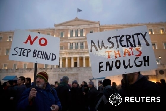 그리스 아테네 도심에서 11일(현지시간) 약 1만여명이 도심으로 나와 정부의 구제금융 재협상에 대한 지지의 뜻을 표하는 시위를 벌였다. © 로이터=News1