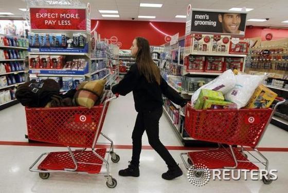 지난해 연말 타깃 스토어에서 쇼핑 중인 미국 소비자. © 로이터=News1
