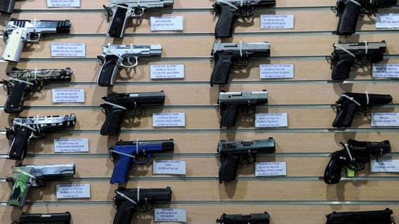 필리핀 마닐라의 한 총포사에 권총이 진열돼 있다 © AFP=News1