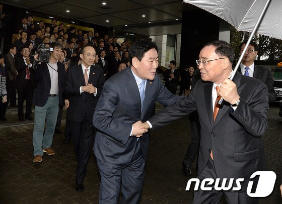 정홍원 전 국무총리(오른쪽) © News1 안은나 기자
