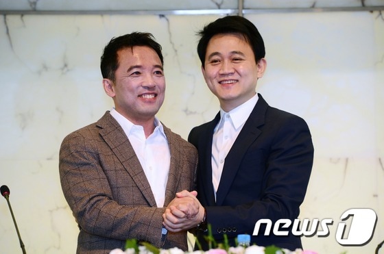 리니지 지적재산권(IP)를 공유하기로 결정한 김택진 엔씨소프트 대표(왼쪽)와 방준혁 넷마블게임즈 의장. © News1 박지혜 기자