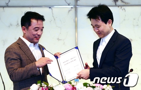 김택진 엔씨소프트 대표(왼쪽)와 방준혁 넷마블게임즈 의장이 지난 2015년 공동사업 및 전략적 지분제휴를 결정하고 양사합의 사항을 공개했다.© News1 박지혜 기자