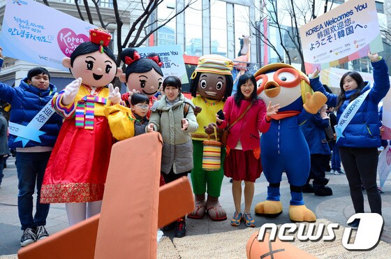 서울 명동예술극장 앞에서 윷놀이를 체험하는 외국인 관광객/뉴스1 © News1