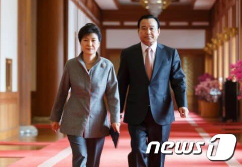 박근혜 대통령과 이완구 국무총리. (청와대) 2015.2.17/뉴스1 © News1 이광호 기자
