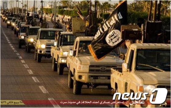 수니파 극단주의 무장단체 이슬람국가(IS) 무장대원들의 시르테 거리행진. © AFP=News1 2015.02.20/뉴스1 © News1