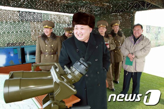 북한 김정은 노동당 제1비서가 조선인민군 제4군단 관하 군인들의 섬 화력 타격 및 점령을 위한 연습을 시찰했다고 지난 21일 노동신문이 보도했다.(노동신문) 2015.2.21/뉴스1 © News1