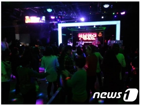 ´천안아산 줌마렐라´가 지난해 개최한 클럽번개 행사에 참석한 주부들이 즐겁게 춤을 추고 있는 모습.(사진 줌마렐라 제공)© News1