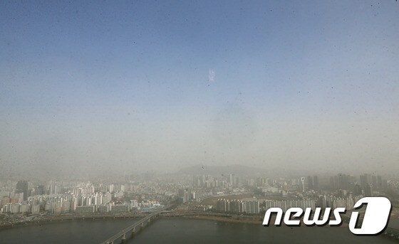 지난 2월23일 서울 여의도 63빌딩 전망대에서 바라본 황사 덮인 서울 도심의 모습. © News1 송원영 기자
