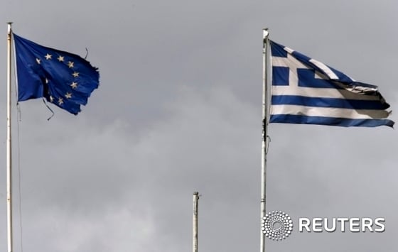 아테네 중심에 있는 그리스 재무부 건물 위로 EU기와 그리스 국기가 게양돼 있다 © 로이터=뉴스1