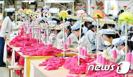 개성공단 근로자들이 일하는 모습  (뉴스1 DB)  © 뉴스1