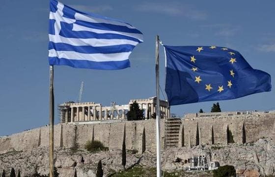그리스 아테네에서 그리스 국기와 EU기가 게양돼 있다. 뒤로 아크로폴리스의 신전이 보인다. © AFP=News1