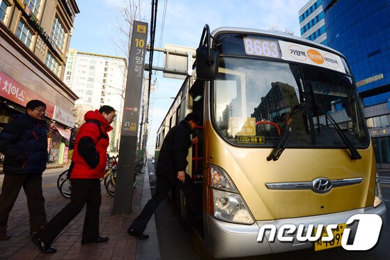 서울 강서구 9호선 가양역 앞에 정차한 9호선 연장운행 대체교통수단 시범운행 버스에 시민들이 탑승하고 있다. © News1 민경석 기자