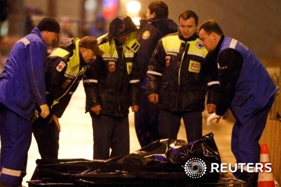 구급대원들이 27일(현지시간) 늦은 밤 모스크바 시내의 한 다리에서 총격을 받고 사망한 보리스 넴초프 전 부총리의 시신을 살펴보고 있다.