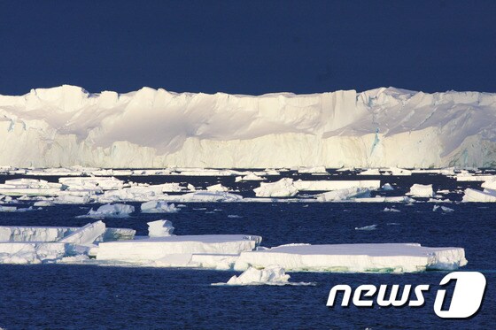 기후변화로 북극 빙하가 녹아내리고 있는 장면. © AFP=News1