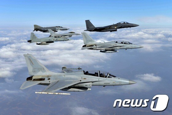 공군 전투기 FA-50과  F-15K, KF-16, F-4, F-5 등이 훈련 비행을 하는 모습. (공군 제공)  © News1