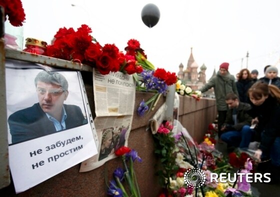 러시아 시민들이 모스크바에서 피살된 보리스 넴초프를 애도하고 있다. ⓒ로이터=뉴스1 